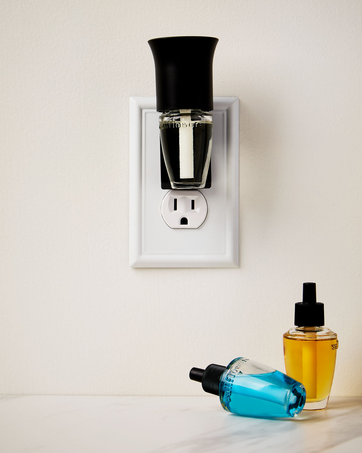Black Flare Wallflowers Fragrance Plug image 4