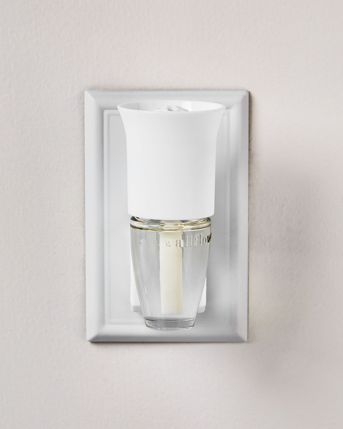 White Flare Wallflowers Fragrance Plug image 4