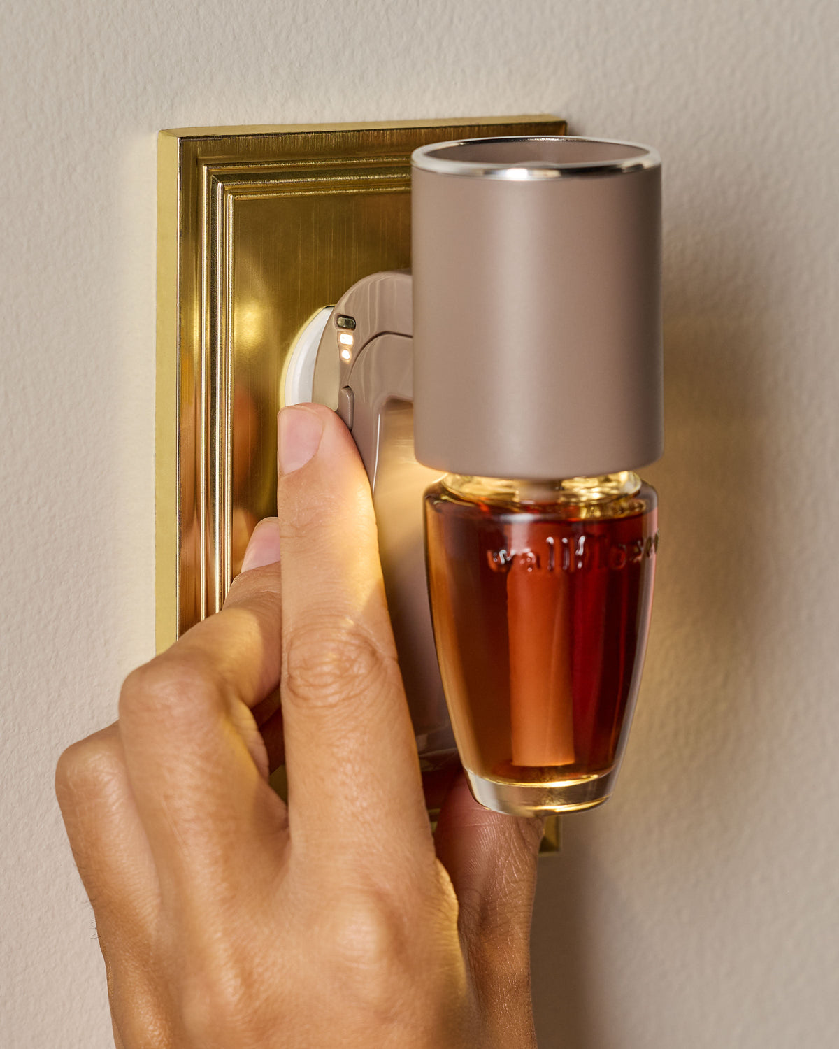 Brown Cylinder Scent Control&trade; Nightlight Wallflowers Fragrance Plug image 4